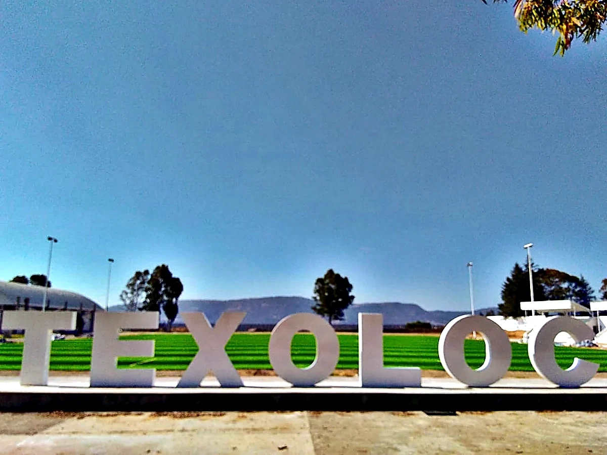 Detalle del pasto sintético de la cancha de fútbol soccer en Texoloc, Tlaxcala