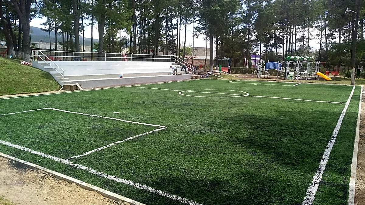 Cancha de fútbol 5 con pasto sintético en Campo Deportivo Dentro del Parque el Bosquecito, Perote, Veracruz: otra vista de la cancha