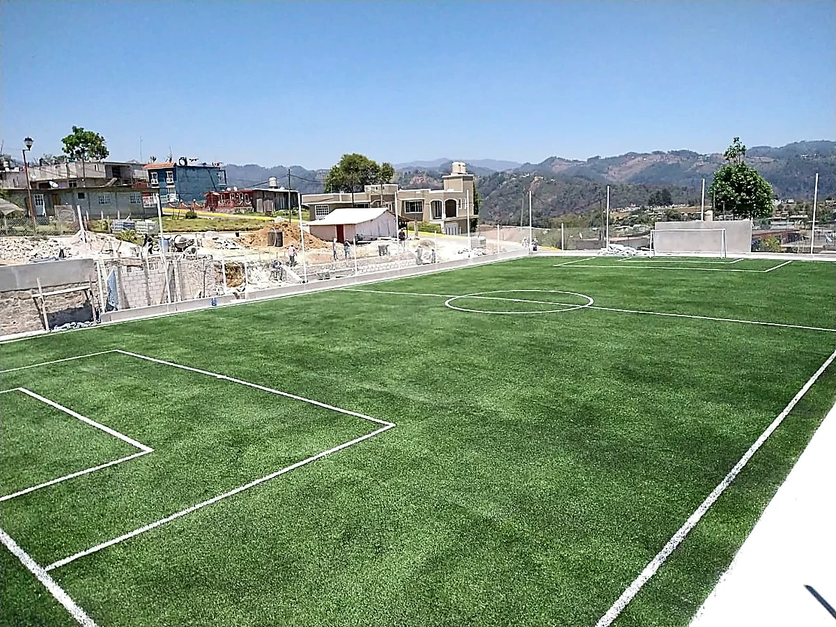 Cancha de fútbol 5 con pasto sintético en Unidad Deportiva Apatlahuac, Veracruz: líneas insertadas en el pasto sintético