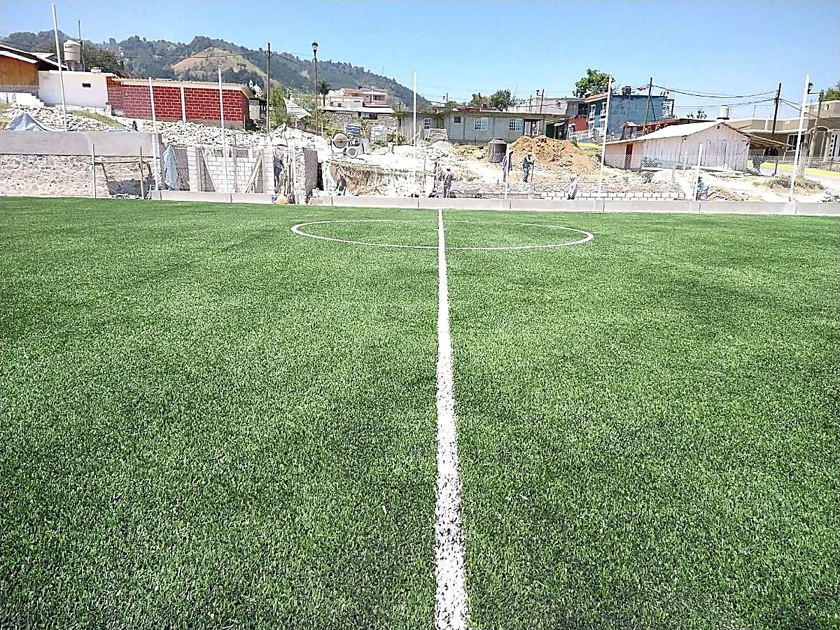 Detalle del pasto sintético de la cancha de fútbol 5 en Apatlahuac, Veracruz
