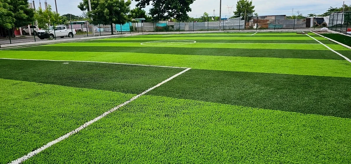 Cancha de fútbol 5 con pasto sintético en Veracruz, Veracruz: pasto sintético deportivo recién cepillado