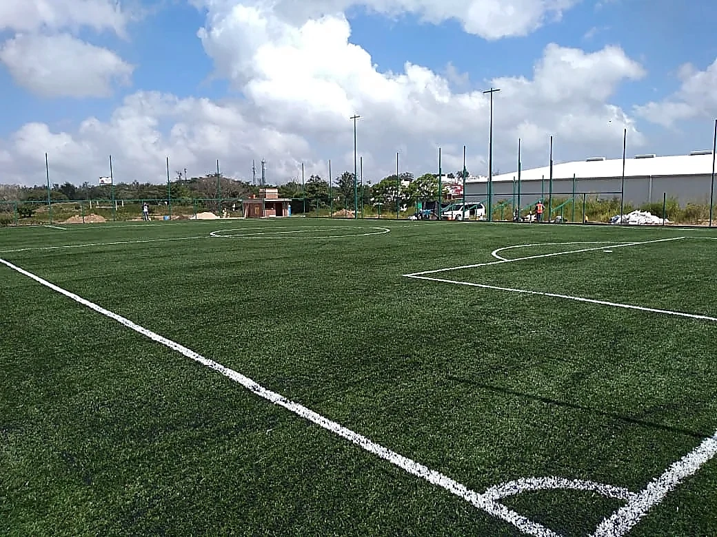 Cancha de fútbol 7 con pasto sintético en Bimbo-Barcel, Xalapa