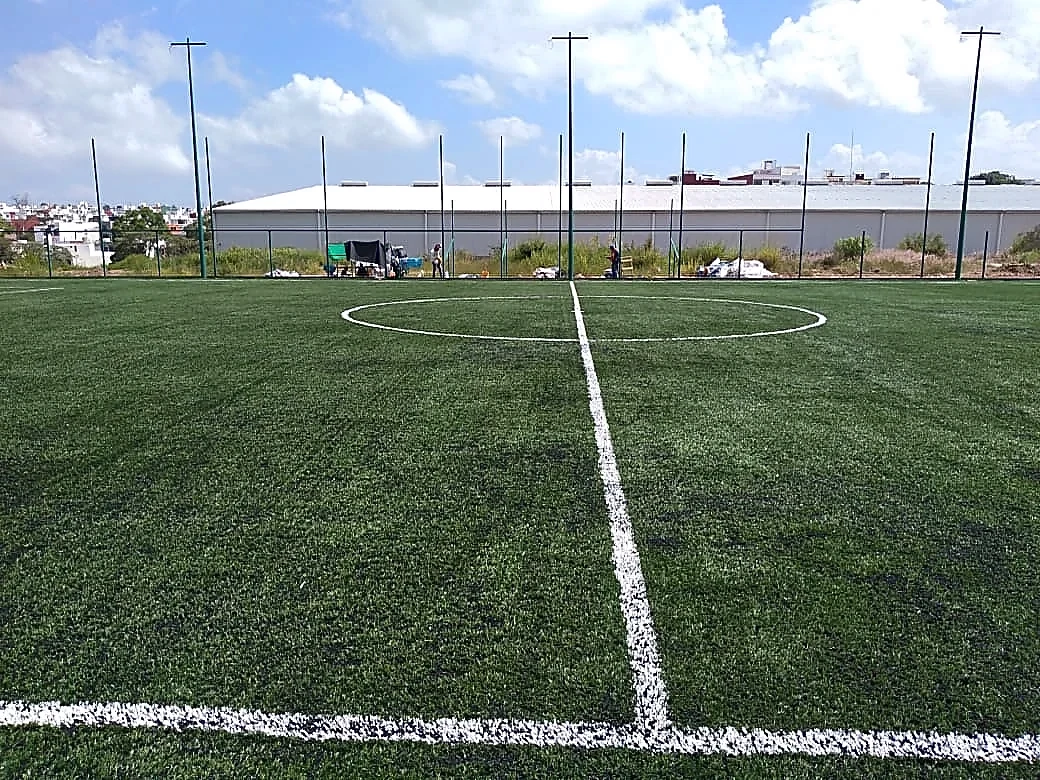 Detalle del pasto sintético de la cancha de fútbol 7 en Xalapa, Veracruz