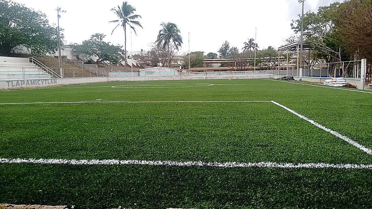 Cancha de fútbol 7 con pasto sintético en Boca del Río, Veracruz: líneas de juego insertadas en el mismo pasto