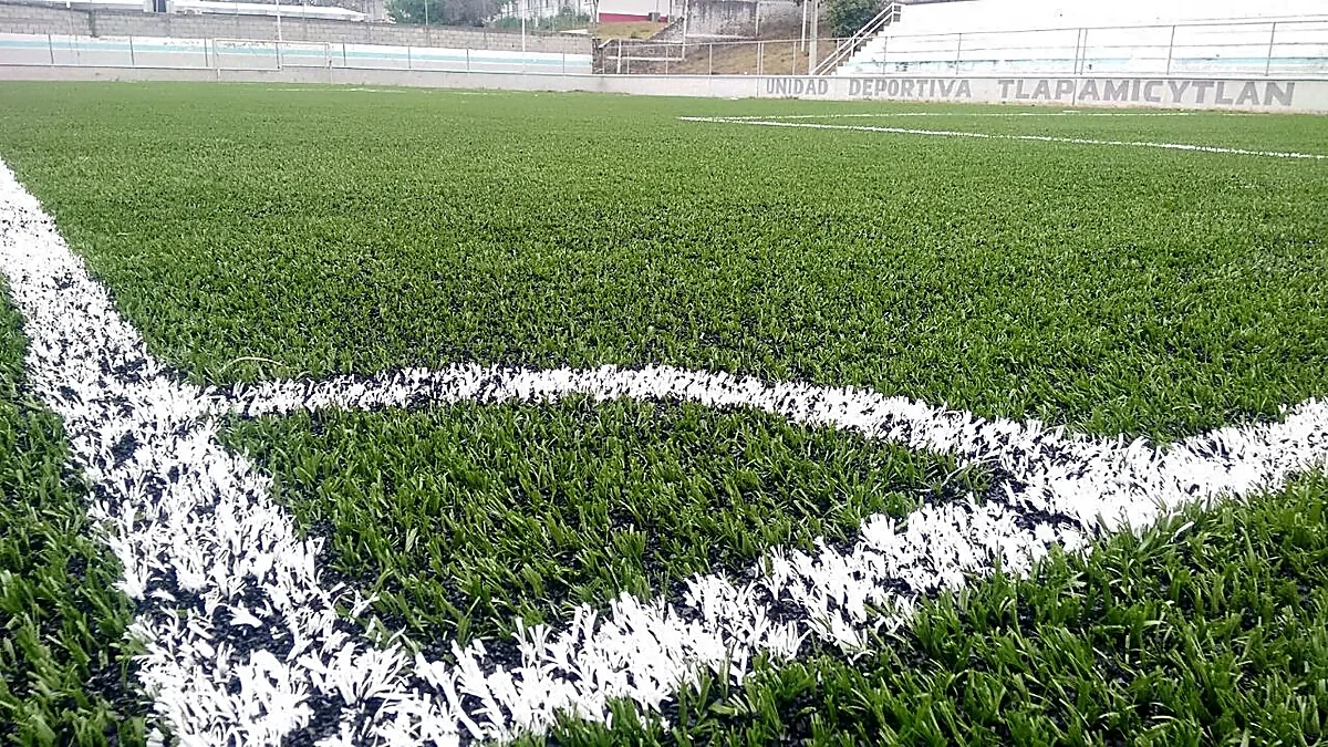 Detalle del pasto sintético de la cancha de fútbol 7 en Boca del Río, Veracruz
