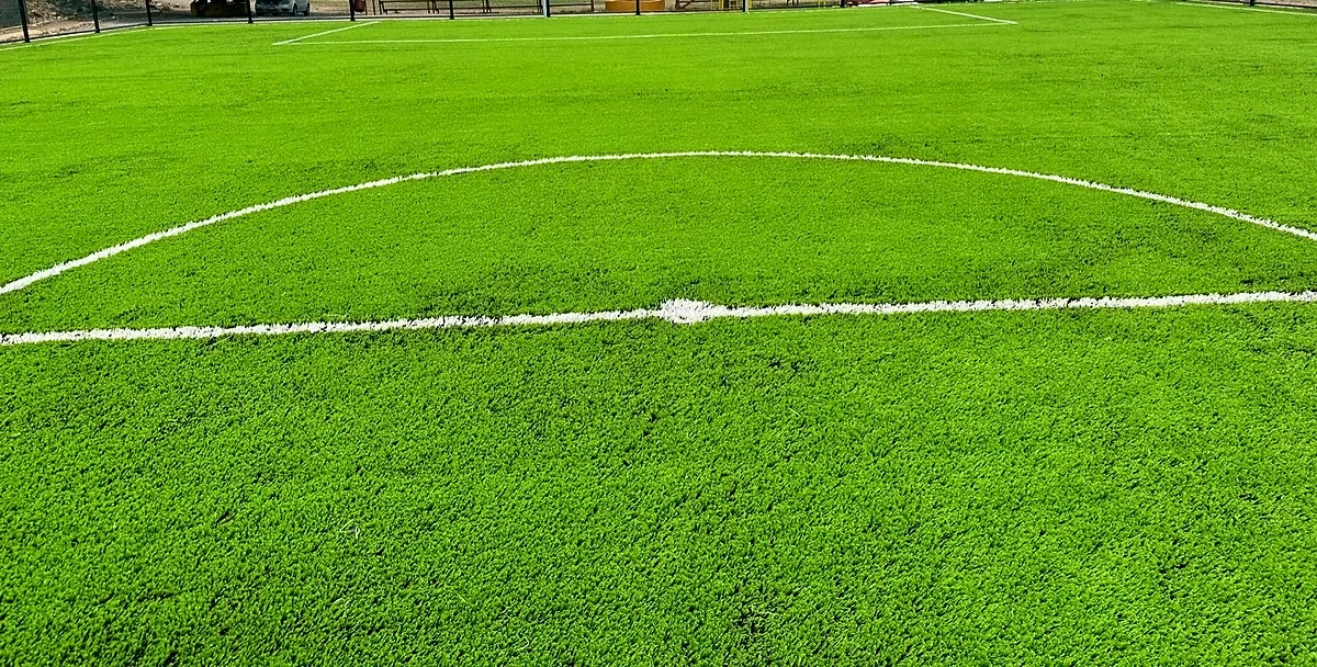 Cancha de fútbol 7 con pasto sintético en Campo de Comunidad, Paso de Ovejas, Veracruz: la cancha desdel fondo