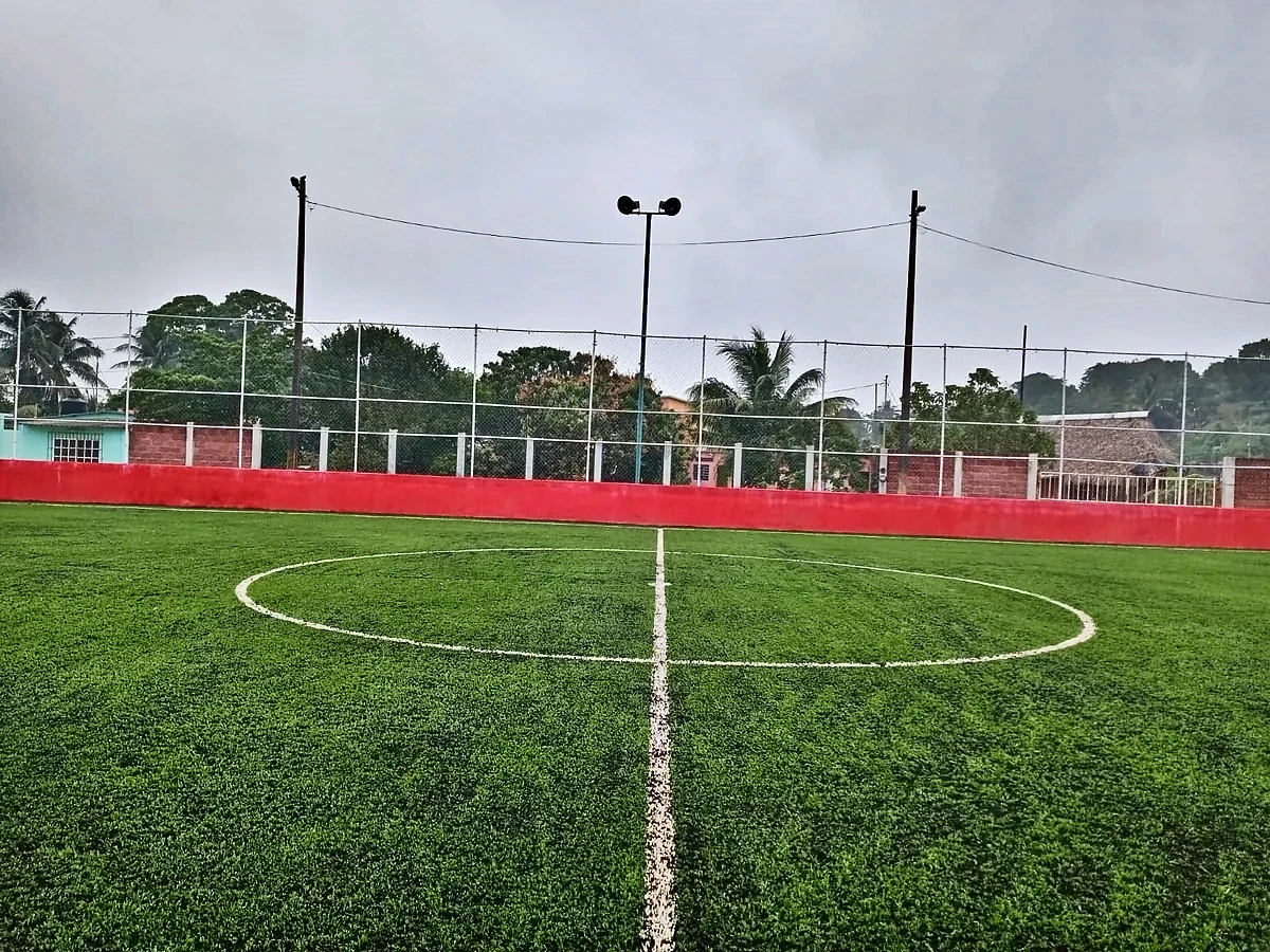 Cancha de fútbol 7 con pasto sintético en Cuichapa, Veracruz: otra vista de la cancha de fútbol 7