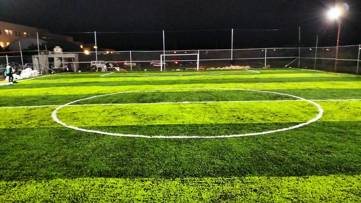 Cancha de fútbol 7 con pasto sintético en Fut 7 Bahía, Coatzacoalcos, Veracruz: la cancha desde la línea lateral