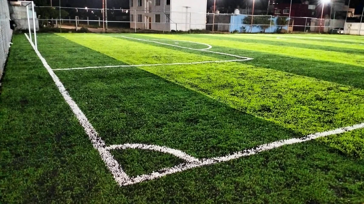 Detalle del pasto sintético de la cancha de fútbol 7 en Coatzacoalcos, Veracruz