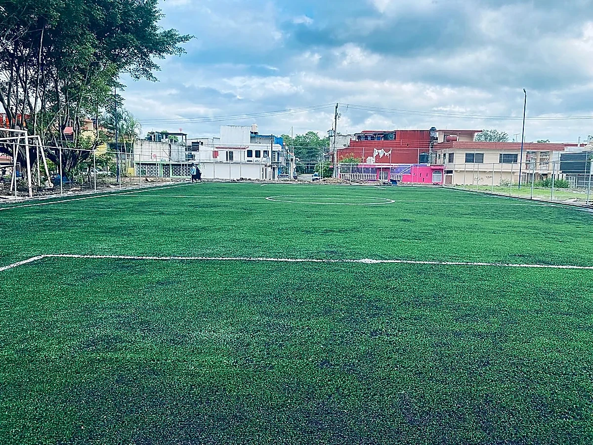 Cancha de fútbol 7 con pasto sintético en Martínez de la Torre, Veracruz: líneas de juego insertadas en el mismo pasto