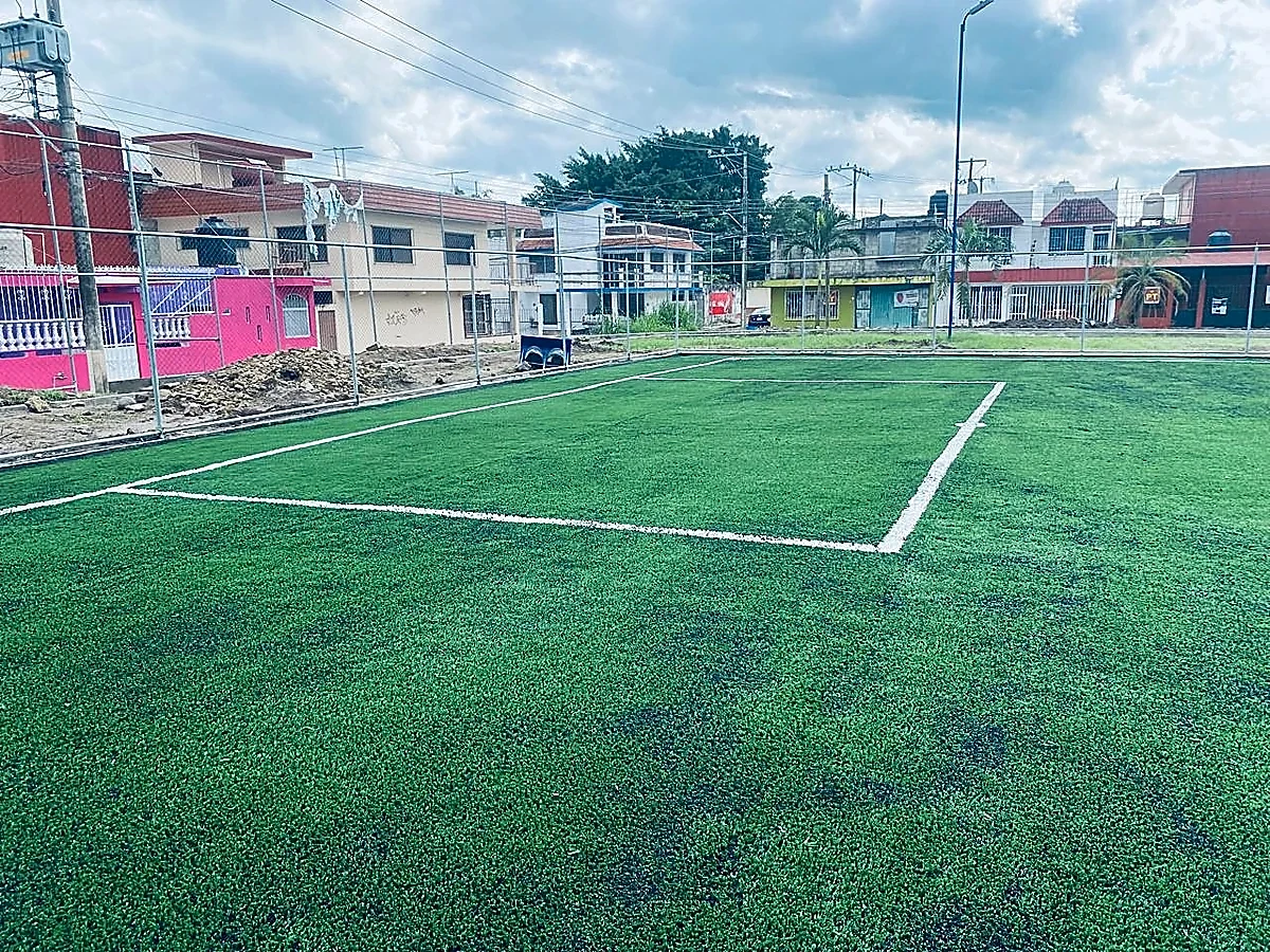 Cancha de fútbol 7 con pasto sintético en Martínez de la Torre, Veracruz: la cancha desde la línea lateral