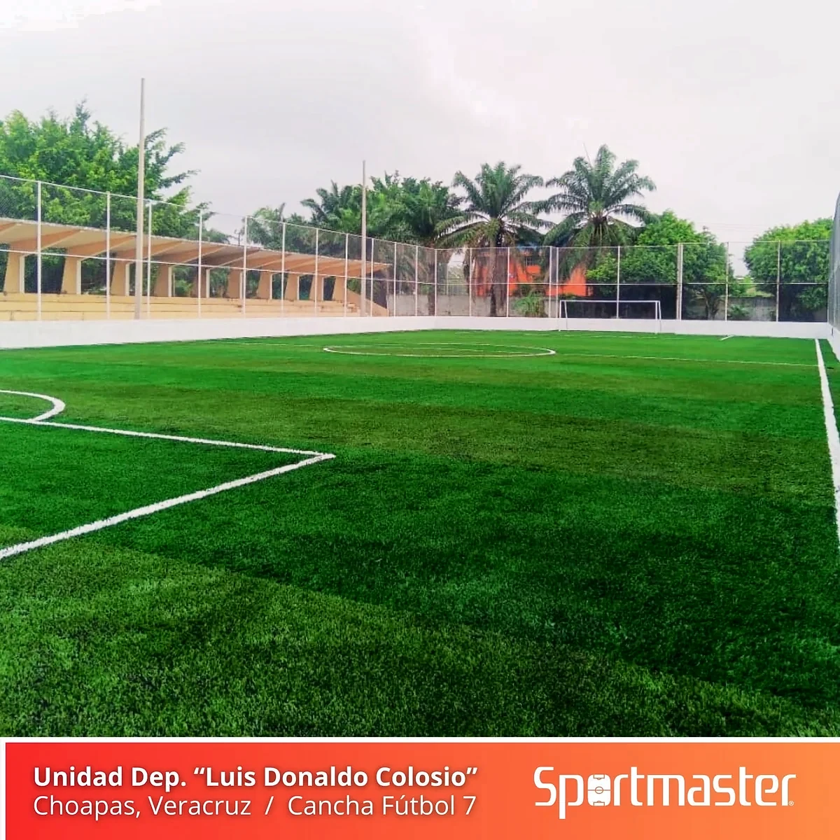 Cancha de fútbol 7 con pasto sintético en Unidad Deportiva Luis Donaldo Colosio, Las Choapas, Veracruz: líneas de juego insertadas en el mismo pasto