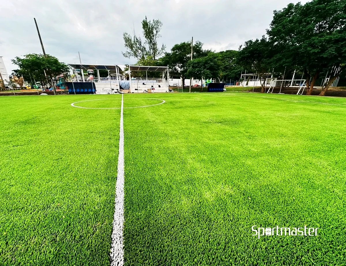 Cancha de fútbol 7 con pasto sintético en Unidad Deportiva Satelta, Coatzacoalcos