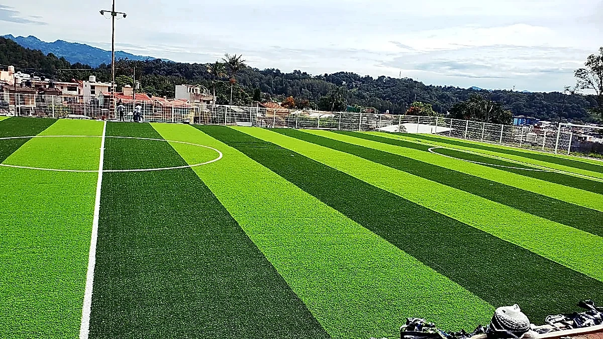 Cancha de fútbol 9 con pasto sintético en Unidad Deportiva El Palenque, Banderilla, Veracruz: líneas de juego insertadas en el pasto