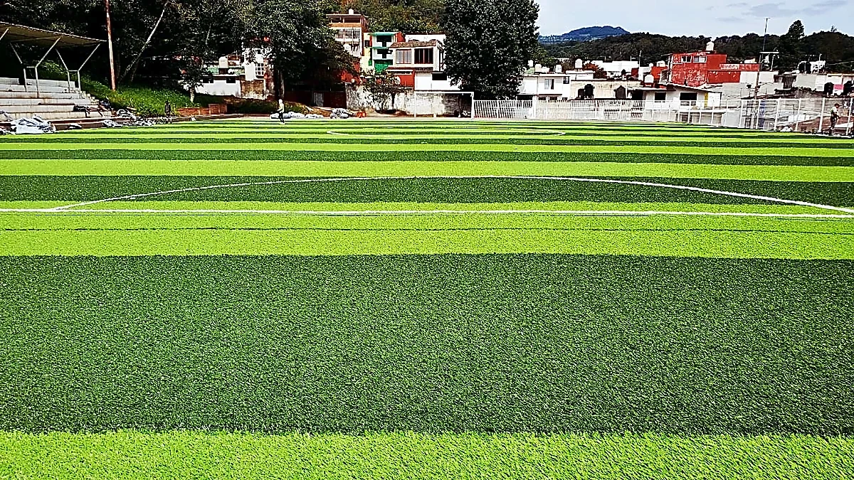 Cancha de fútbol 9 con pasto sintético en Unidad Deportiva El Palenque, Banderilla, Veracruz: pasto sintético deportivo recién cepillado