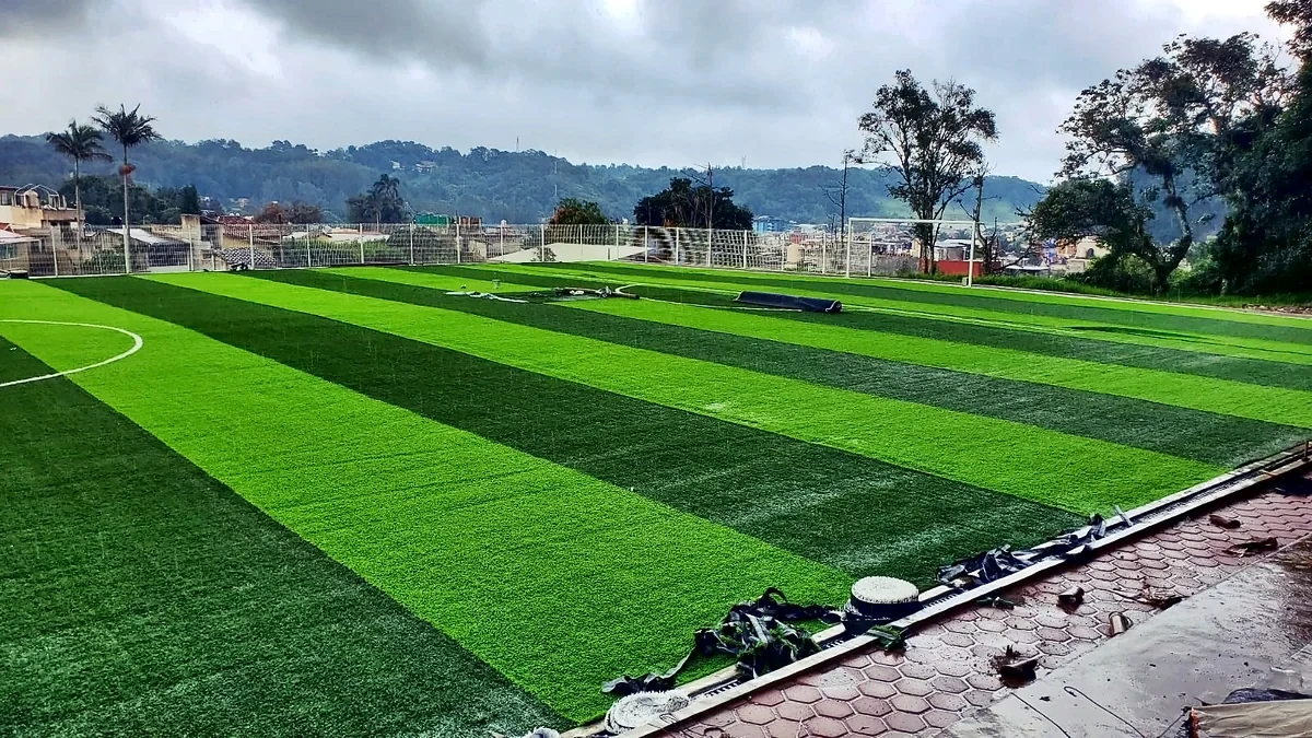 Detalle del pasto sintético de la cancha de fútbol 9 en Banderilla, Veracruz