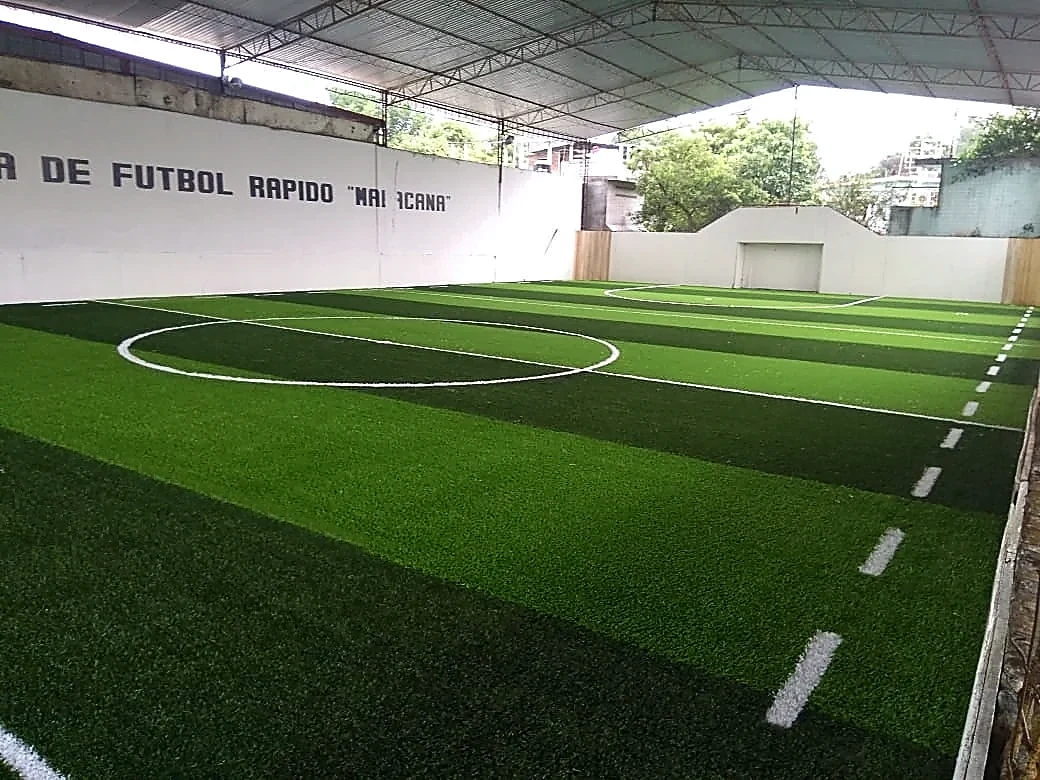 Cancha de fútbol rápido con pasto sintético en Campo Deportivo Maracaná, Poza Rica, Veracruz: pasto sintético deportivo recién cepillado