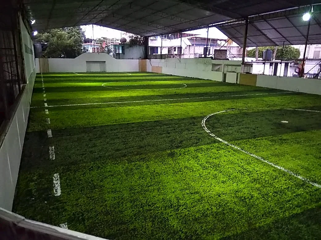 Cancha de fútbol rápido con pasto sintético en Campo Deportivo Maracaná, Poza Rica, Veracruz: la cancha desdel fondo