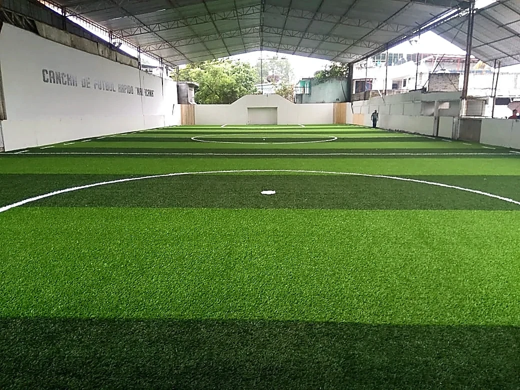 Cancha de fútbol rápido con pasto sintético en Campo Deportivo Maracaná, Poza Rica, Veracruz: vista de la cancha y su entorno