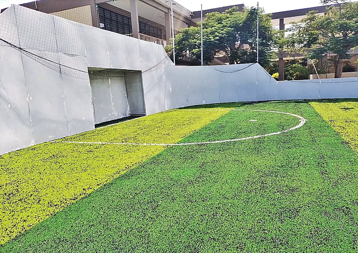 Cancha de fútbol rápido con pasto sintético en Colegio El Tepeyac, Poza Rica, Veracruz: líneas de juego insertadas en el pasto