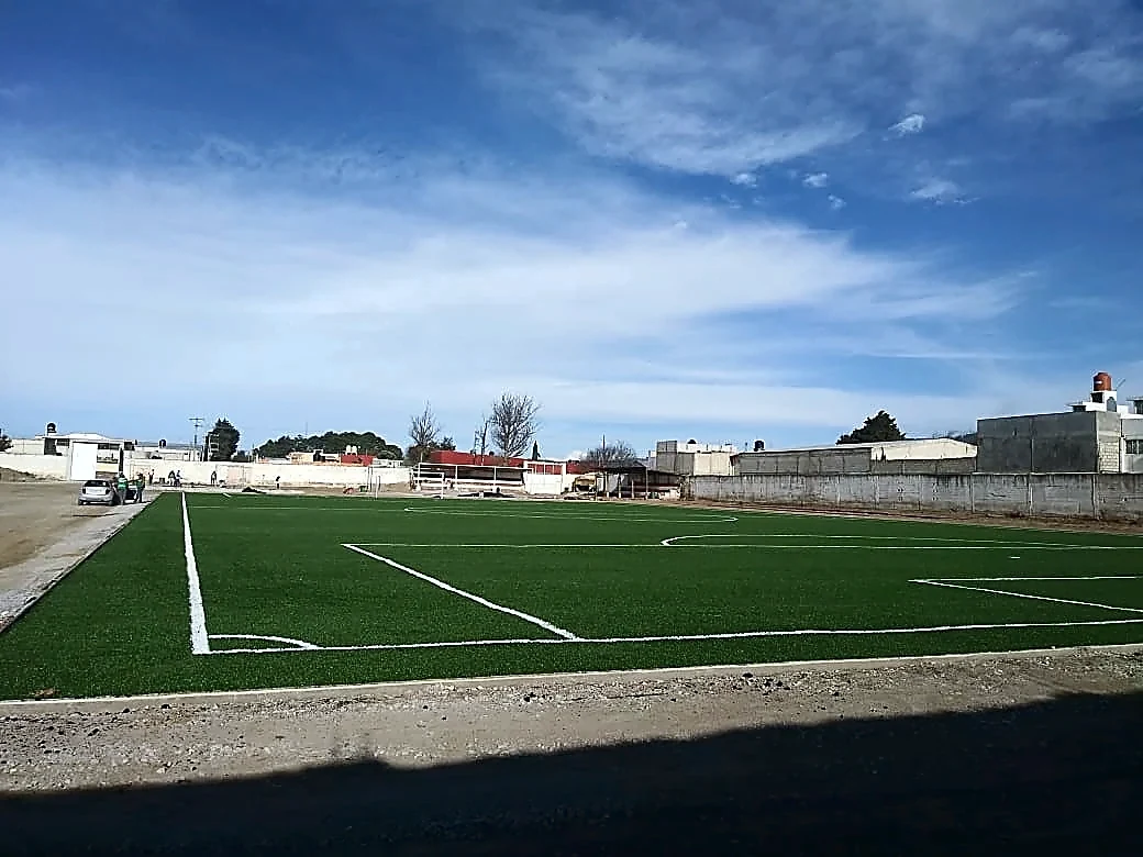 Cancha de fútbol soccer con pasto sintético en Perote, Veracruz: líneas de juego insertadas en el pasto