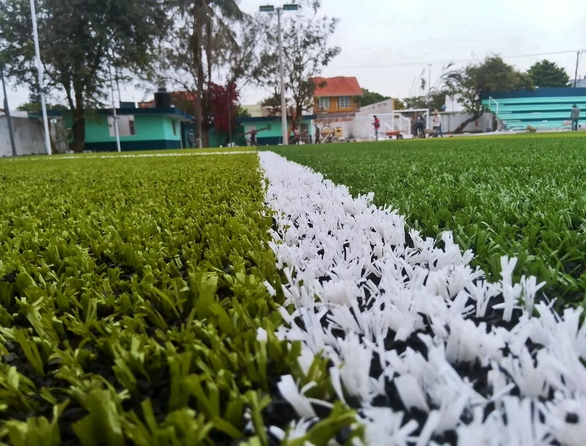 Detalle del pasto sintético de la cancha de fútbol soccer en Veracruz, Veracruz