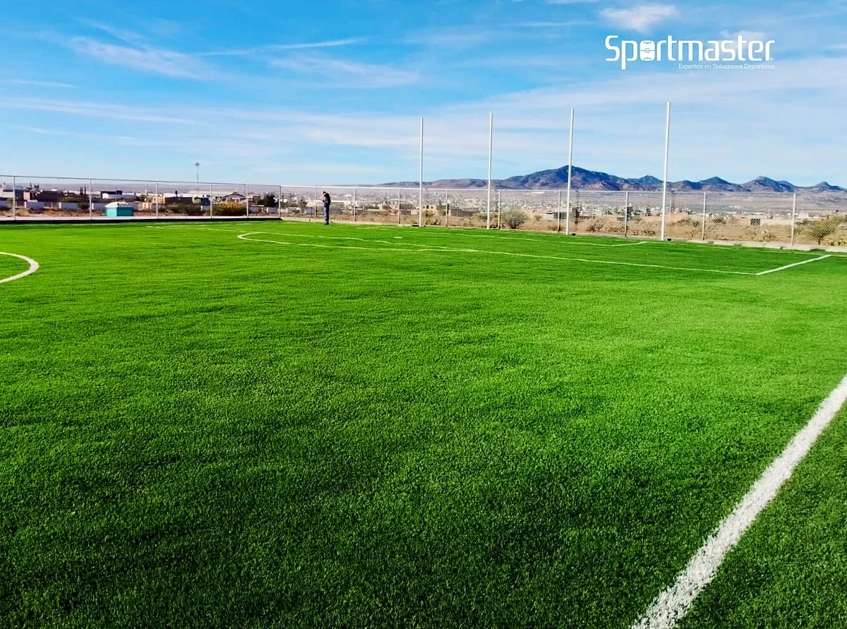Cancha de fútbol 7 con pasto sintético en Universidad Autónoma de Fresnillo, Zacatecas: líneas de juego insertadas en el mismo pasto