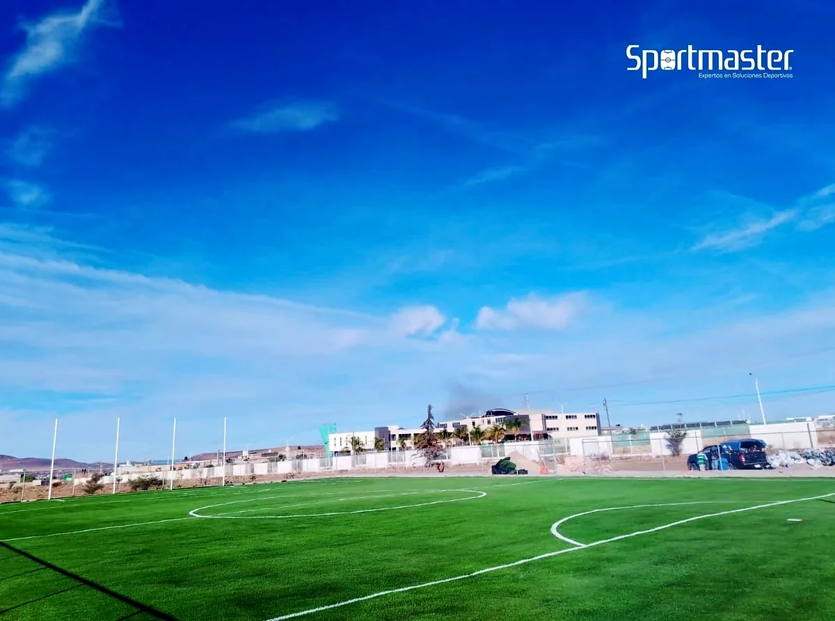 Cancha de fútbol 7 con pasto sintético en Universidad Autónoma de Fresnillo, Zacatecas: la cancha desde la línea lateral