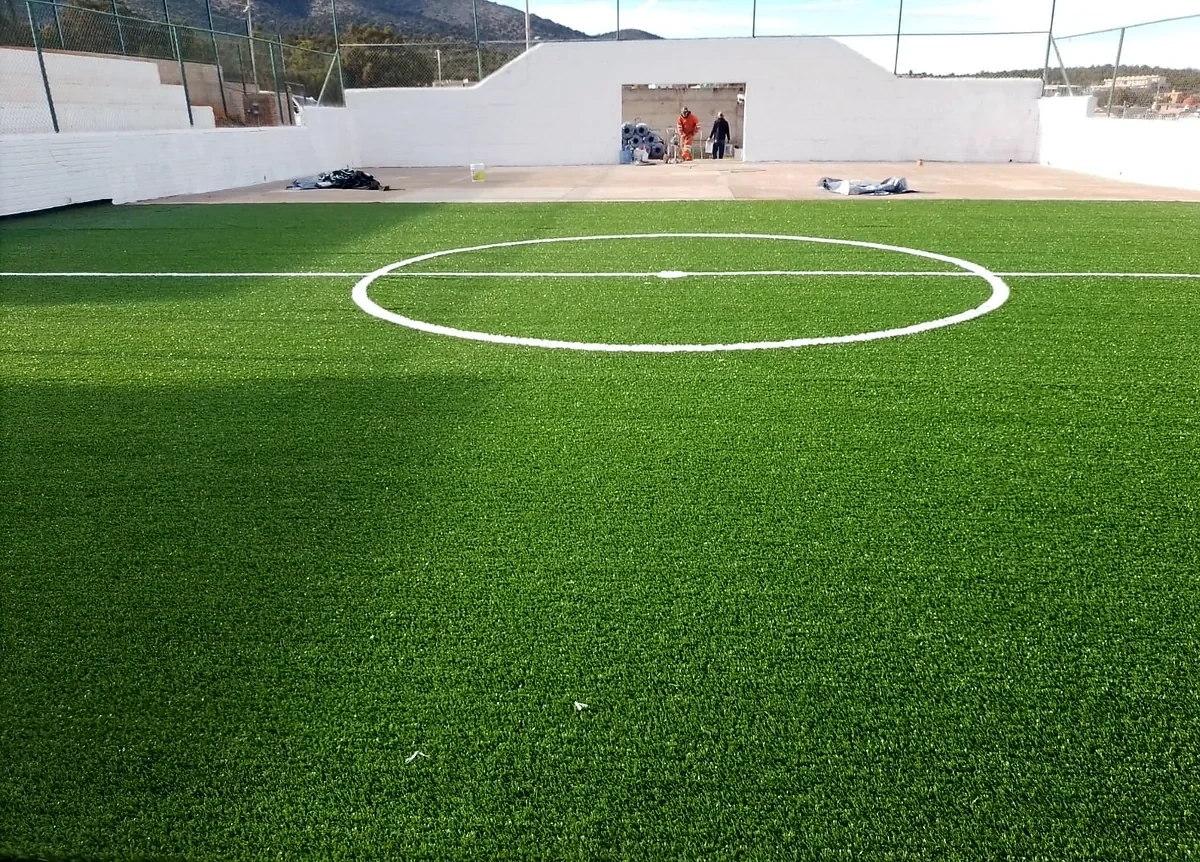 Cancha de fútbol rápido con pasto sintético en Fifesa, Sombrerete, Zacatecas: líneas de juego insertadas en el pasto