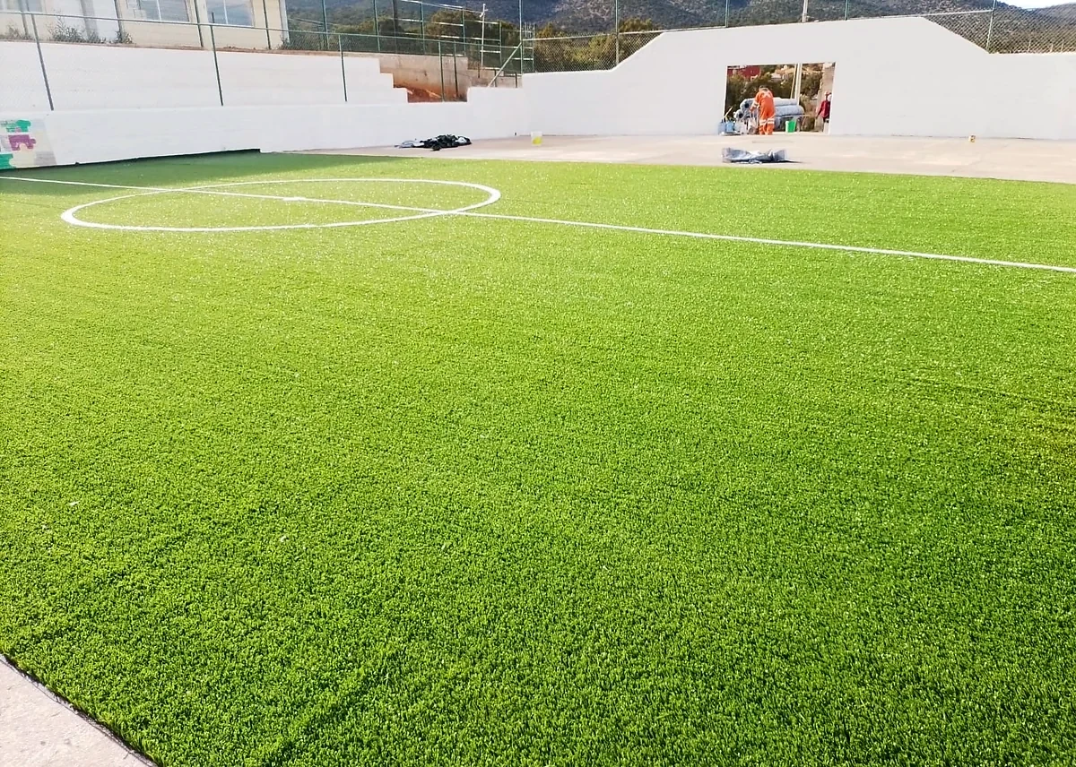 Cancha de fútbol rápido con pasto sintético en Fifesa, Sombrerete, Zacatecas: otra vista de la cancha