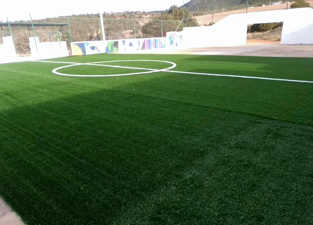 Cancha de fútbol rápido con pasto sintético en Fifesa, Sombrerete, Zacatecas: pasto sintético deportivo recién cepillado