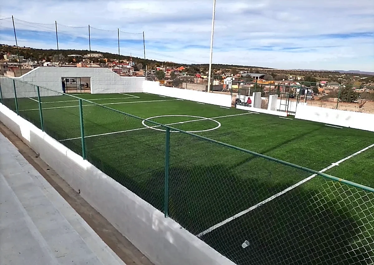 Cancha de fútbol rápido con pasto sintético en Fifesa, Sombrerete, Zacatecas: la cancha desdel fondo