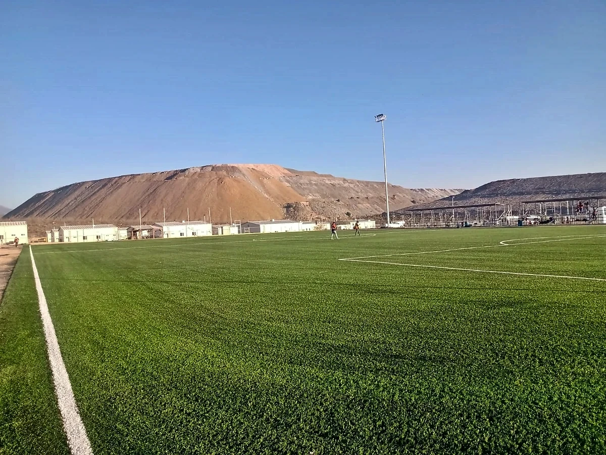 Cancha de fútbol soccer con pasto sintético en Campo deportivo de la mina, Mazapil, Zacatecas: otra vista de la cancha